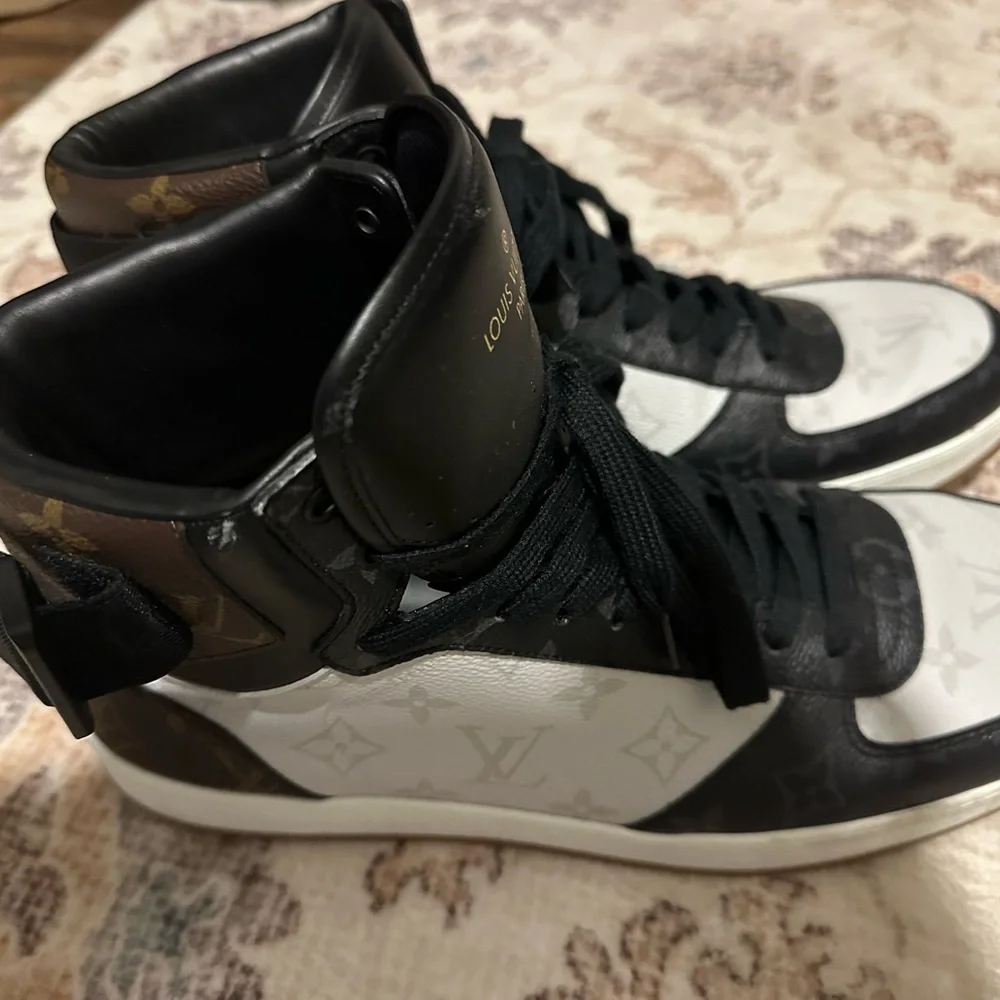 Louis Vuitton Monochrome High-Top Sneakers MS 0260 - Picture 2 of 8
